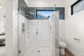 Douche, serviettes fournies, savon, papier toilette