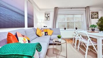 Smart-tv, boeken en een stereo