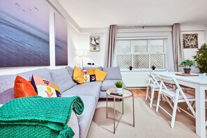 Smart-tv, böcker och en stereo