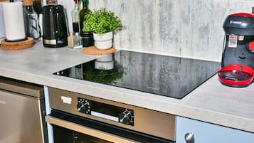 Een koelkast, een microgolfoven, een oven, een kookplaat