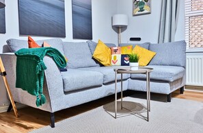 Smart-tv, böcker och en stereo