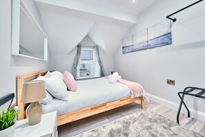 2 bedrooms, desk, iron/ironing board, travel cot - Princess Yellow 3 ~ Beautiful Cosy Apt at Harbour (Portrush)