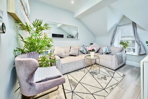 Smart TV, books - Harbour Penthouse Steps to Beach (Portrush)