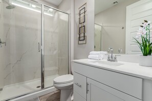 Regadera, secadora de cabello, toallas, jabón 