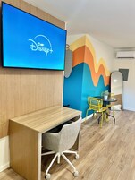 Escritorio, espacio para trabajar con laptop y cortinas blackout 