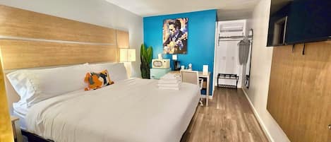 Habitación de diseñador | Escritorio, espacio para trabajar con laptop y cortinas blackout