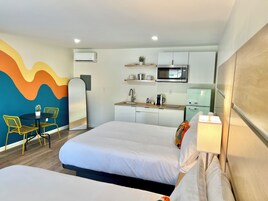 Escritorio, espacio para trabajar con laptop y cortinas blackout 