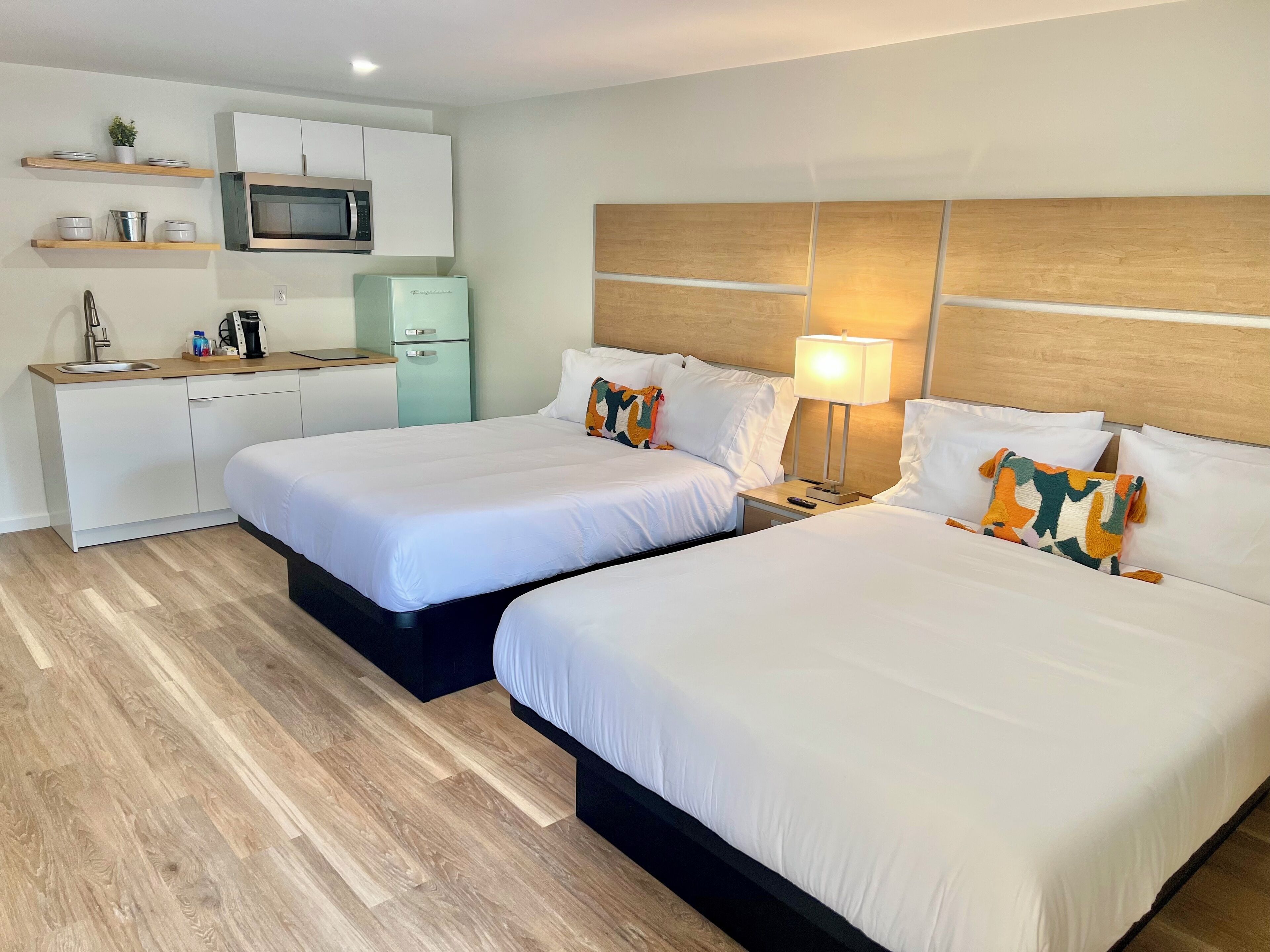 办公桌、笔记本电脑工作区、遮光窗帘、熨斗/熨衣板