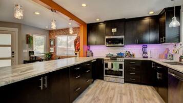 Frigorífico, microondas, horno y placa de cocina