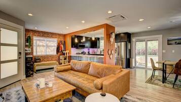 Una Smart TV, una chimenea, una oficina