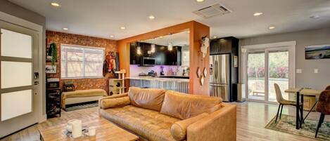 تلفزيون ذكي، مدفأة، مكتب