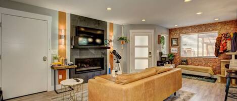 TV connectée, cheminée, espaces bureaux