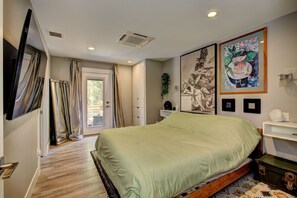 3 slaapkamers, een bureau, een strijkplank/strijkijzer, reisbedje