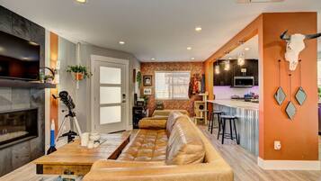 Una Smart TV, una chimenea, una oficina