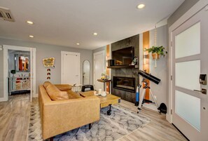 TV connectée, cheminée, espaces bureaux