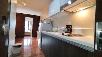 Comfort-Apartment, Küche, Stadtblick | Eigene Küche | Großer Kühlschrank, Mikrowelle, Herdplatte, Wasserkocher