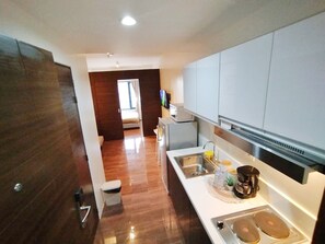 Comfort Condo, Kitchen, City View | Private kitchen | Full-size fridge, microwave, stovetop, electric kettle - Air Residences-CBD view (Makati)