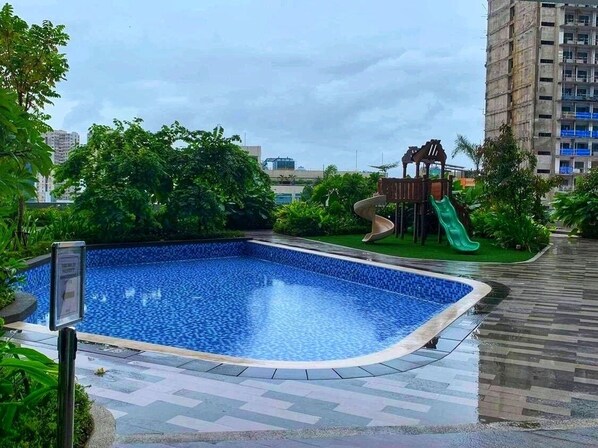 2 outdoor pools, open 6:00 AM to 10:00 PM, pool loungers