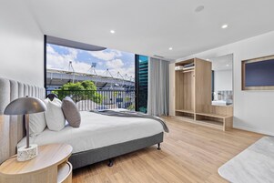 Deluxe Studio, Roll-in Shower | Laptop workspace, soundproofing, iron/ironing board, free WiFi