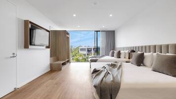 Deluxe Double Studio | Laptop workspace, soundproofing, iron/ironing board, free WiFi
