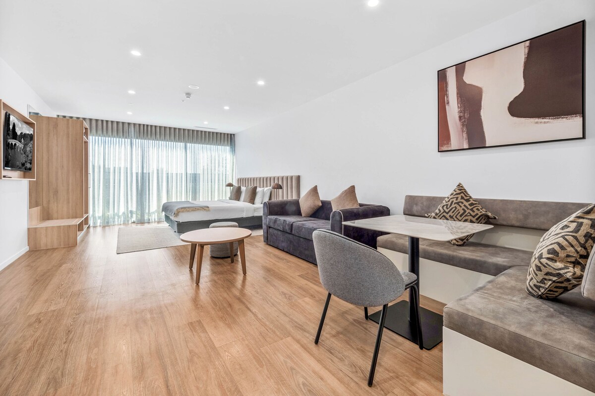 Deluxe Studio Apartment | Laptop workspace, soundproofing, iron/ironing board, WiFi (free)