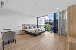 Laptop workspace, soundproofing, iron/ironing board, free WiFi