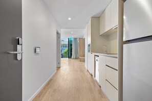 Deluxe studio, rolstoeltoegankelijke douche | Privékitchenette | Een koelkast, een microgolfoven, een kookplaat, een vaatwasser