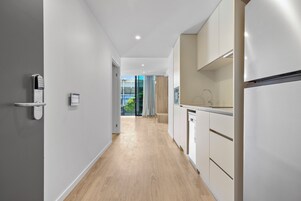 Deluxe Studio, Roll-in Shower | Private kitchenette | Fridge, microwave, stovetop, dishwasher