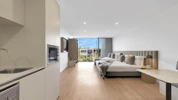 Deluxe Double Studio | Laptop workspace, soundproofing, iron/ironing board, free WiFi