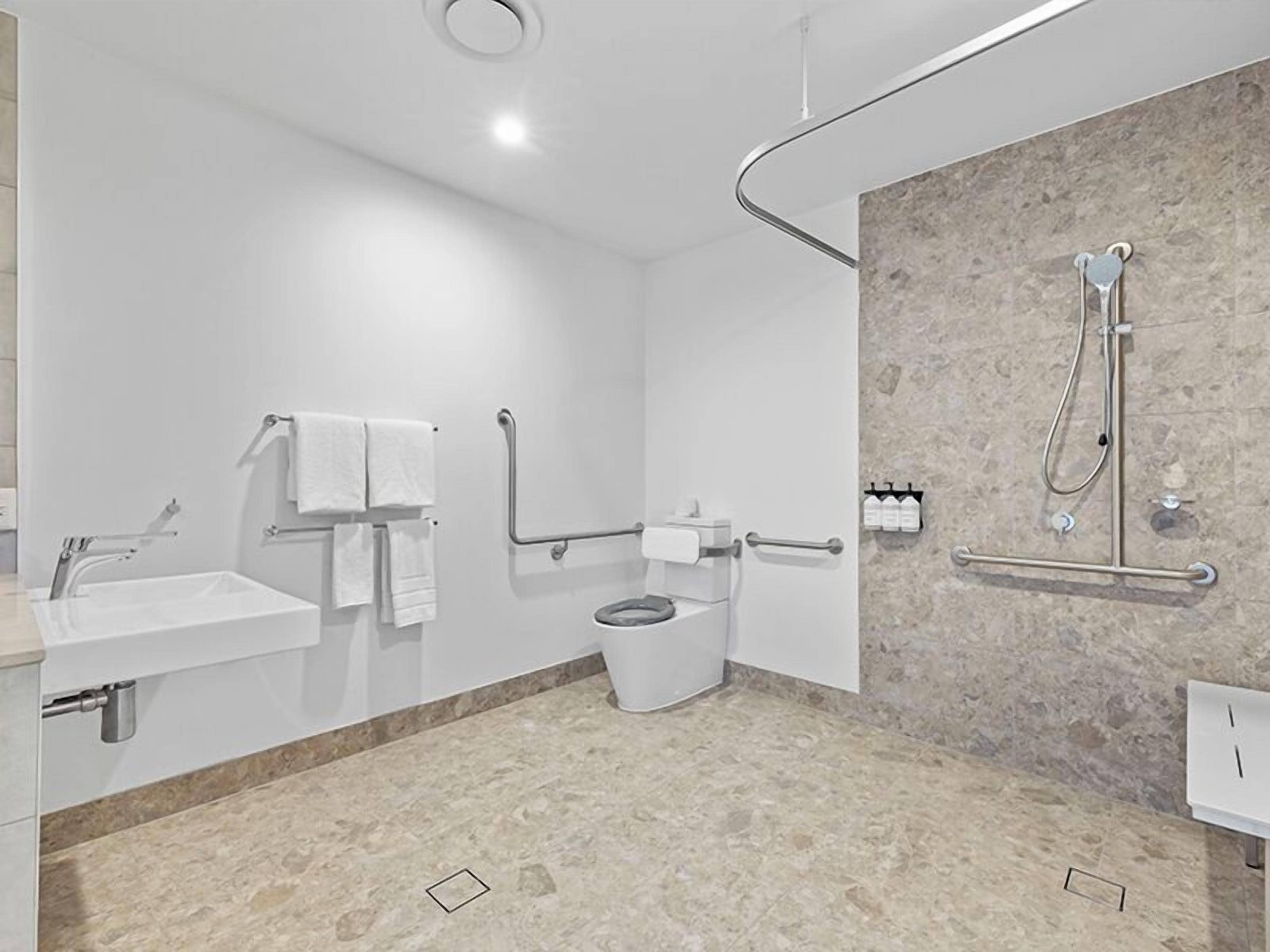 Un baño moderno con bañera, inodoro y ducha.