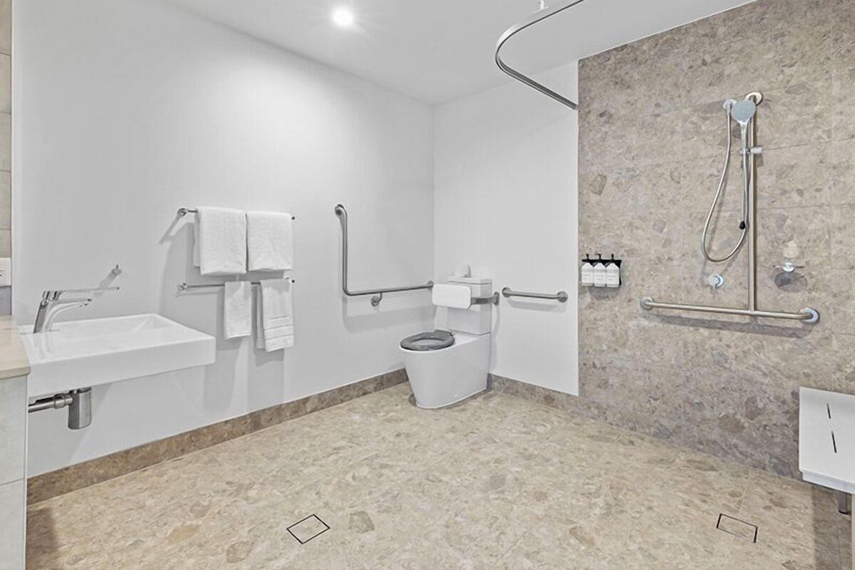 Deluxe Studio, Roll-in Shower | Laptop workspace, soundproofing, iron/ironing board, WiFi (free)