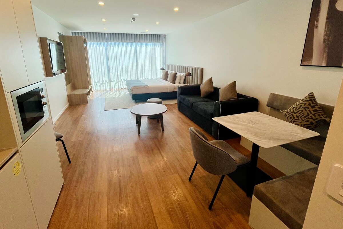 Deluxe Studio Apartment | Laptop workspace, soundproofing, iron/ironing board, WiFi (free)