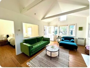 TV - 2 West Beach Cottages, 1 Block to Beach & Downtown, Harbor & Funk Zone (Santa Barbara)