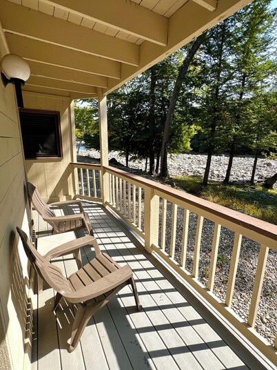 Riverfront Mountainside Retreat- 3 minutes to Loon Mountain! 