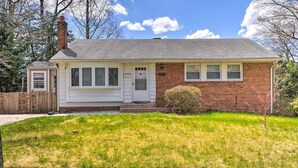 A single-story brick house with a front porch and a small front yard. - confortable villa (New Carrollton)