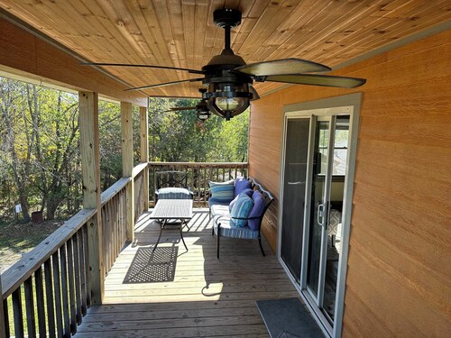 RT62 Motor Resort Crows Nest Luxury Cabin