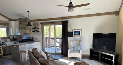 RT62 Motor Resort Crows Nest Luxury Cabin