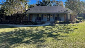 A single-story house with a front porch, a small front yard, and a clear blue sky. - Cozy 3-bedroom house in Meridian (Meridian)