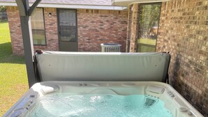 A hot tub with a control panel and a step for access. - Cozy 3-bedroom house in Meridian (Meridian)