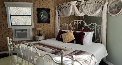 RT 62 Motor Resort Victorian Cabin w/Jacuzzi