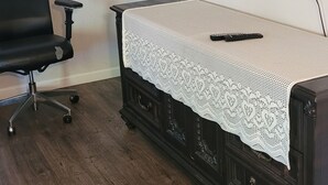 A bedroom with a bed, a TV mounted on the wall, a desk, and a chair. - Comfortable villa (New Carrollton)