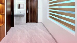 Căn hộ Deluxe, quang cảnh thành phố | Bàn, phòng cách âm, bàn ủi/dụng cụ ủi quần áo