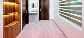 Căn hộ Deluxe, quang cảnh thành phố | Bàn, phòng cách âm, bàn ủi/dụng cụ ủi quần áo