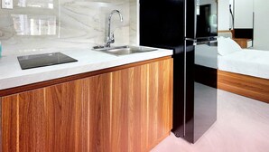Căn hộ Deluxe, quang cảnh thành phố | Bếp riêng | Tủ lạnh, lò vi sóng, bếp nấu, ấm điện