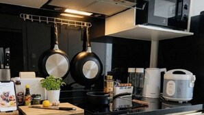 Una cocina moderna con estufa, horno y microondas.