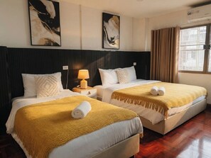 5 slaapkamers, een bureau, een strijkplank/strijkijzer, reisbedje