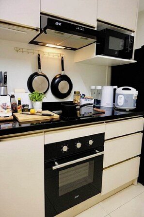 Fridge, microwave, oven, stovetop