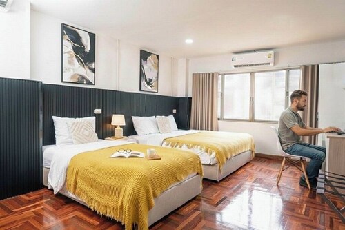 Spacious 5BR-9 Bathrooms Home in Central BKK - High-speed Wi-Fi 5 mins to BTS