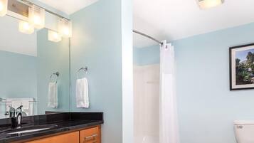 SĂšche-cheveux, serviettes fournies, savon, shampoing