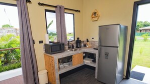 電子レンジ、コンロ、調理器具と食器、香辛料
